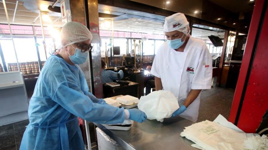 A reabertura dos restaurantes ao público poderá atender 40% de sua capacidade - Raul Sifuentes/Getty Images