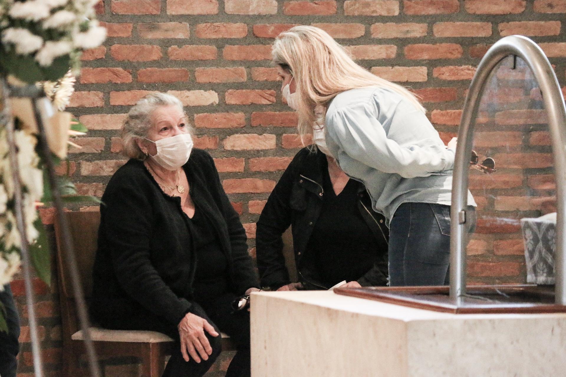 O velório de Arnaldo Saccomani contou com familiares e Mara Maravilha - AgNews