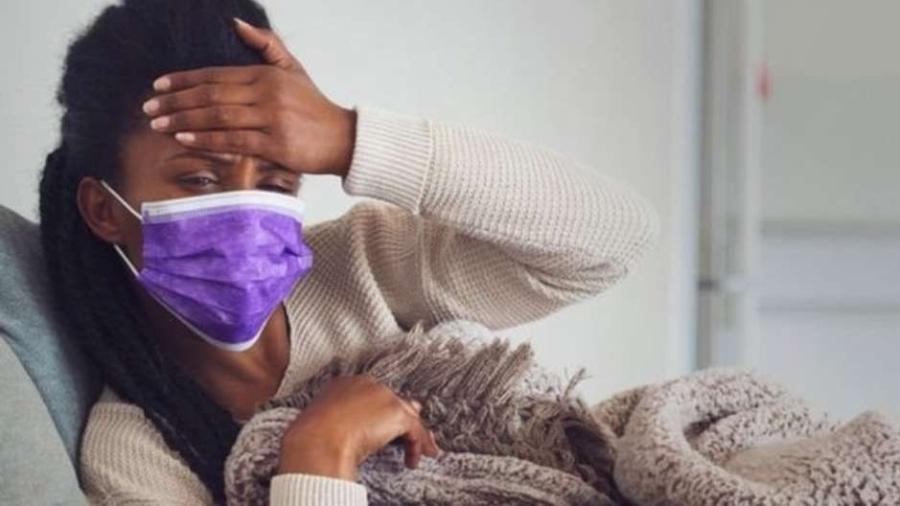 Sintomas comuns da covid-19 são: febre, tosse, dor de garganta e/ou coriza, perda de olfato ou paladar, dor de cabeça, cansaço e falta de ar - Getty Images / BBC News Brasil
