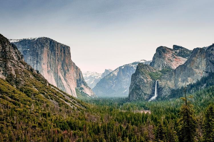 Vista do Yosemite com a montanha El Capitan, à direita, de onde desce a Horsetail Falls - Getty Images - Getty Images