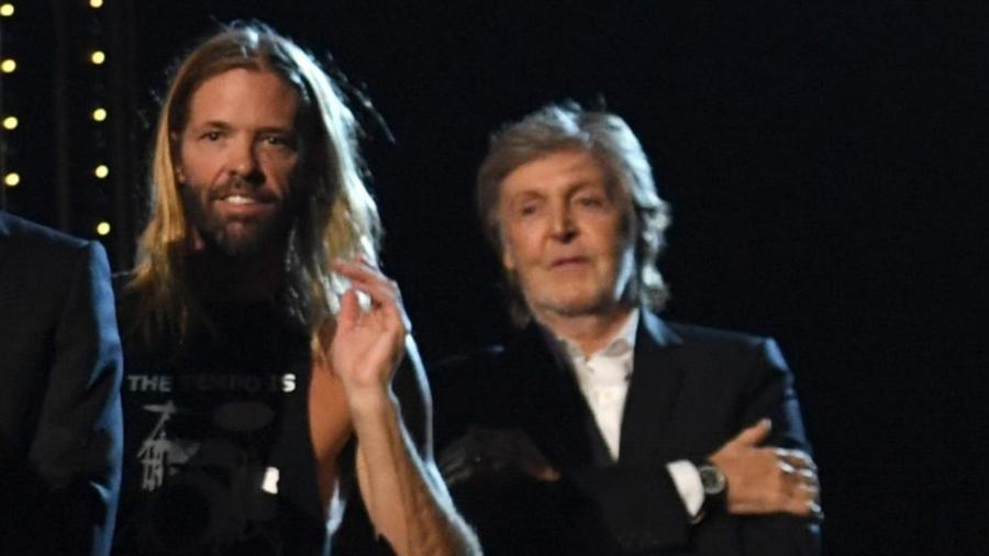 Paul McCartney ao lado do baterista do Foo Fighters, Taylor Hawkins - Reprodução/Facebook