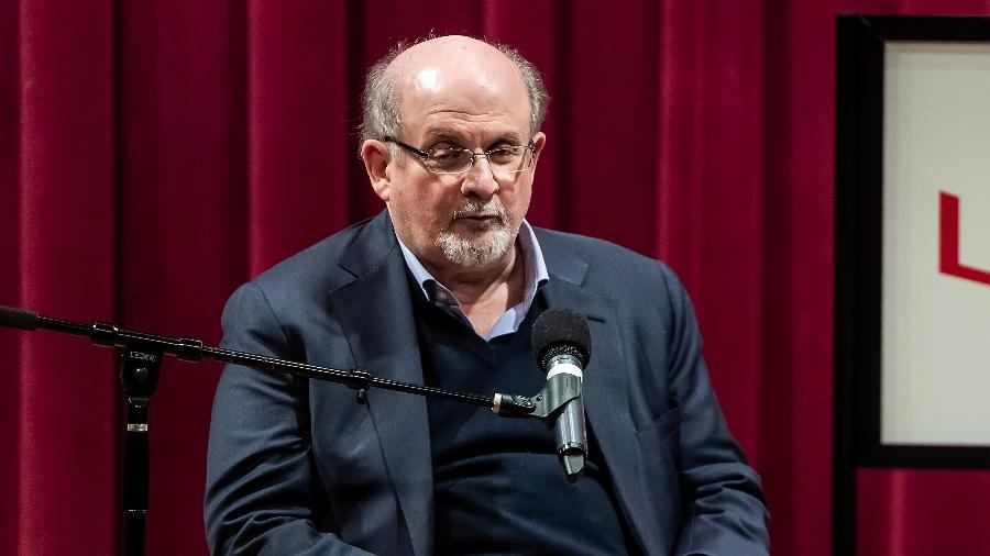 O escritor Salman Rushdie em evento realizado na Filadélfia, em dezembro de 2019 - Gilbert Carrasquillo/Getty Images