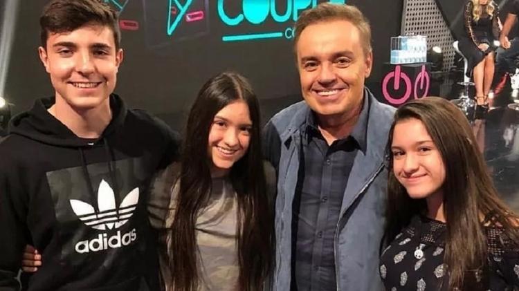 Gugu Liberato ao lado dos filhos João Augusto, Marina e Sofia