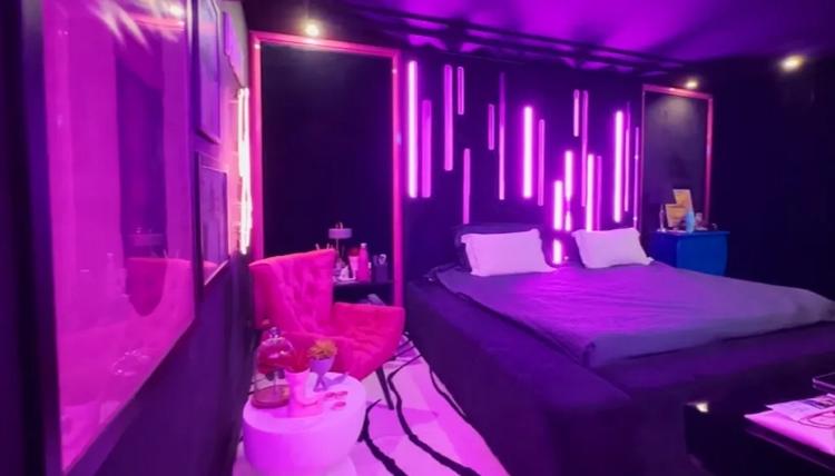 Quarto neon da casa de Anitta posta à venda no Rio de Janeiro 