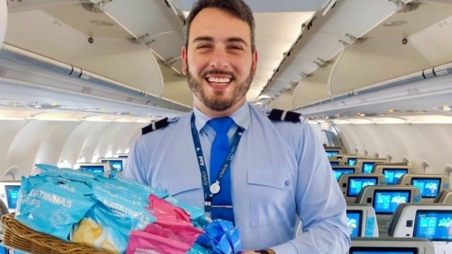 Comissário de bordo da Azul com a cestinha de snacks: vale pegar quantos quiser