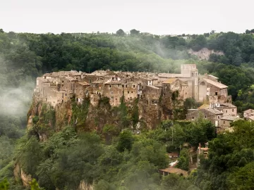 'Rebelde' em cima de penhasco, cidade italiana desafia gravidade há séculos