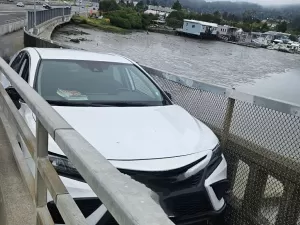 Motorista invade área de pedestres em ponte com Toyota e fica entalado