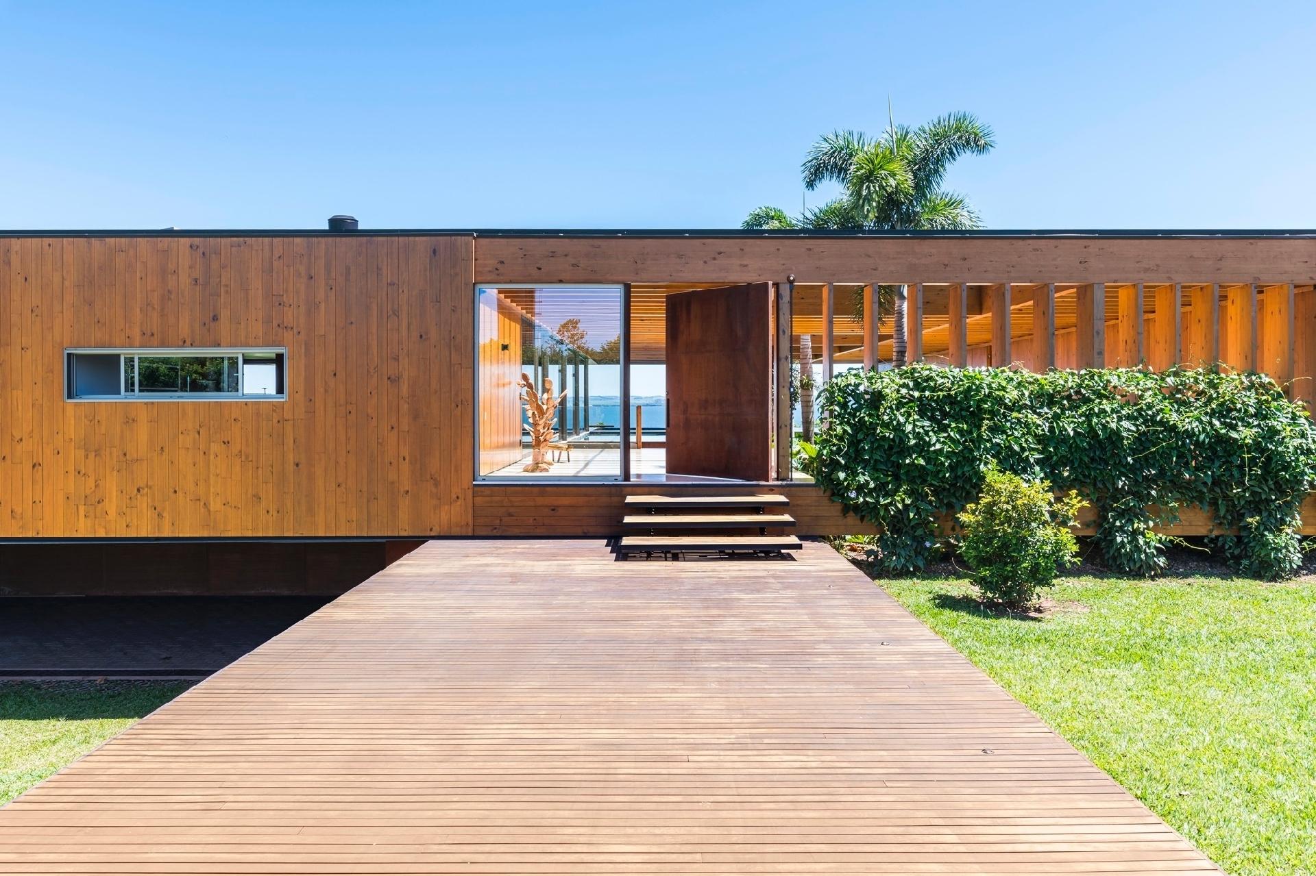 Em Itaí, no interior de São Paulo, esta casa de 900 m² se desdobra de forma linear, com espaços abertos ao sol e árvores e vista para a represa Jurumirim. "Os moradores amam natureza, casa espaçosa, sem muitos móveis, espaços integrados, design, materiais naturais e o trabalho de artesãos", conta a designer de interiores Shirlei Proença, autora do projeto que ergueu a residência. - Renato Navarro/Divulgação