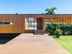 Em casa de 900 m² no interior de SP, sol, vegetação e águas ditam as regras