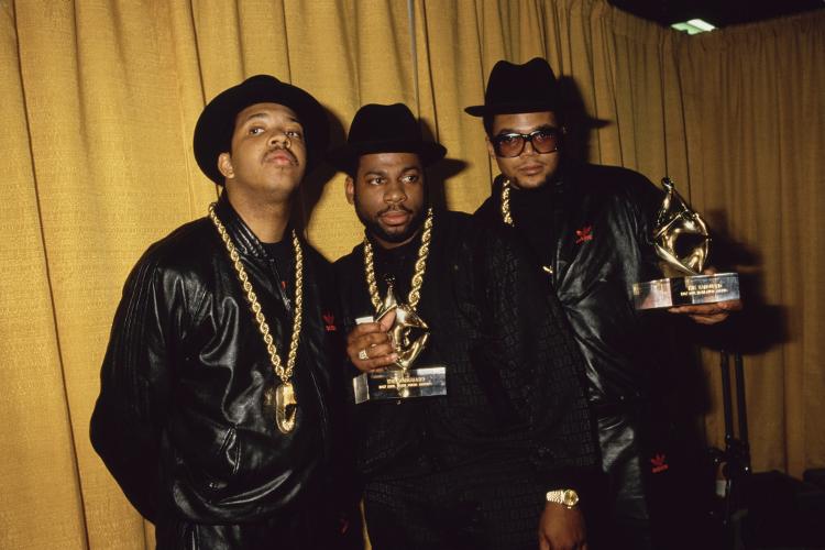 O trio de hip hop Run-DMC [o rapper Joseph 'Run' Simmons, o DJ Jason 'Jam Master Jay' Mizell (1965-2002) e o rapper Darryl 'DMC' McDaniels], exibem os prêmios que ganharam no Soul Train Music Awards de 1987