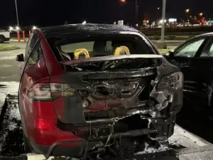 Tesla vira alvo de protestos em lojas e tem carros incendiados