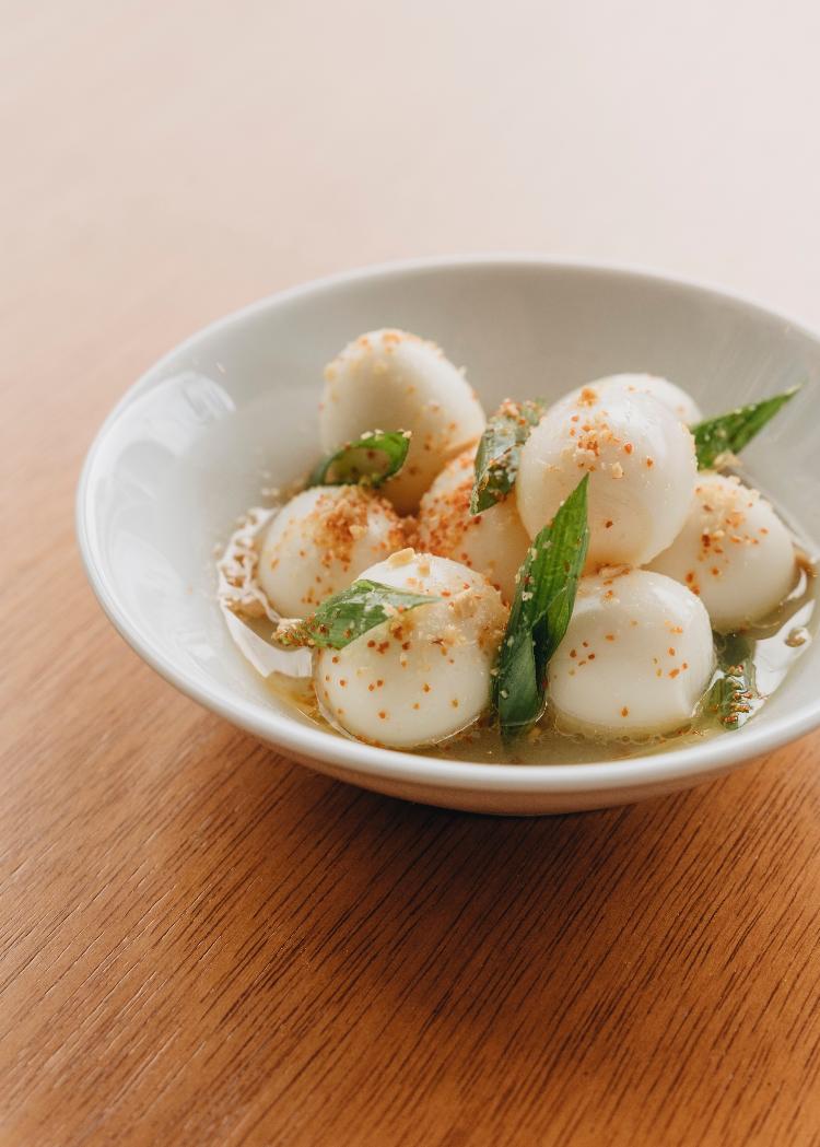 Ovos de codorna com vinagre de dashi, amendoim e cebolinha, do Fresta Ovos de codorna com vinagre de dashi, amendoim e cebolinha, do Fresta