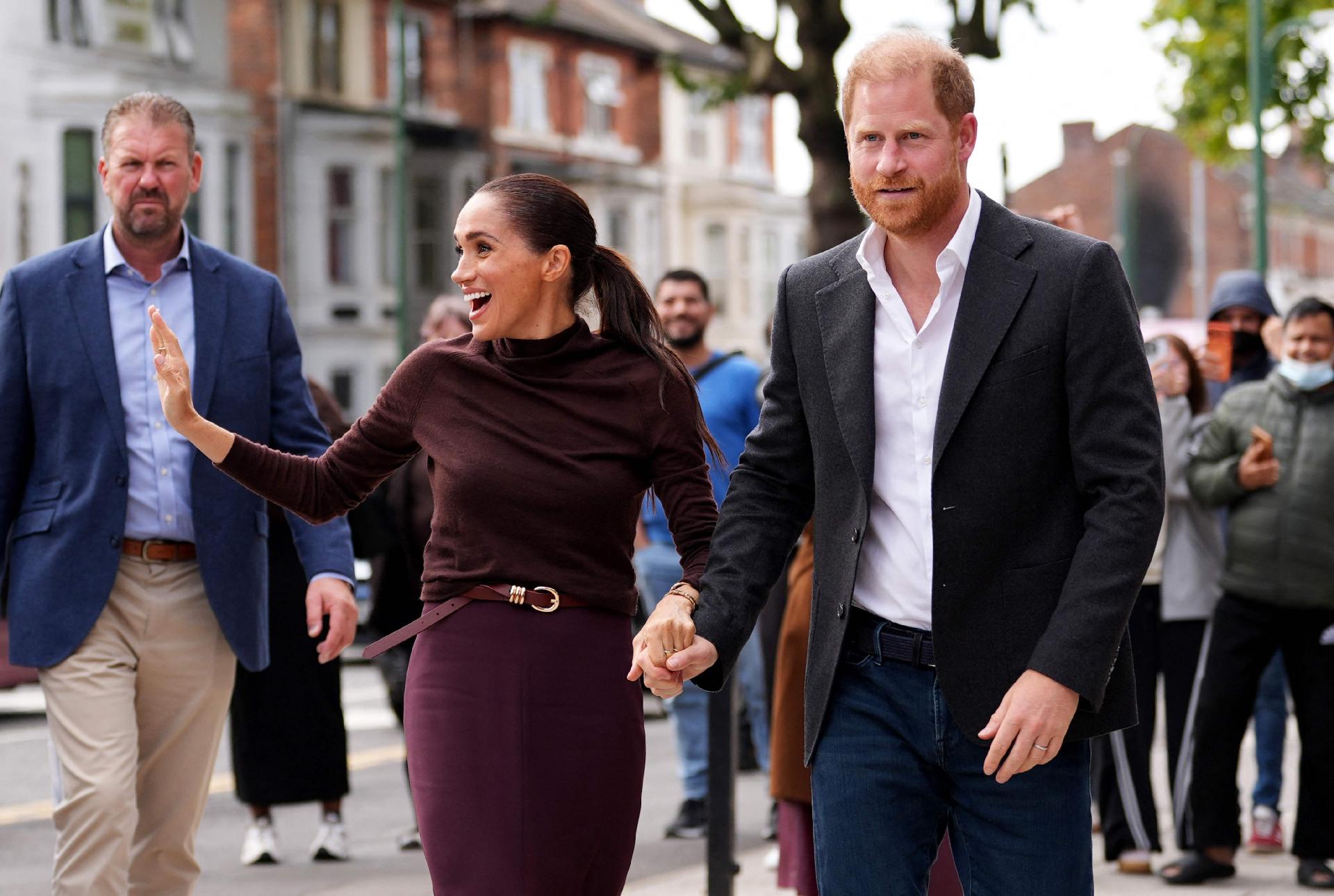 A duquesa de Sussex, Meghan Markle, caminha ao lado do príncipe Harry pelas ruas de Nottingham, na Inglaterra - undefined