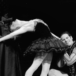 O bailarino amazonense Marcelo Gomes como cisne no espetáculo "Lago dos Cisnes" encenado pelo grupo American Ballet Theatre - Charlie Evans/Divulgação