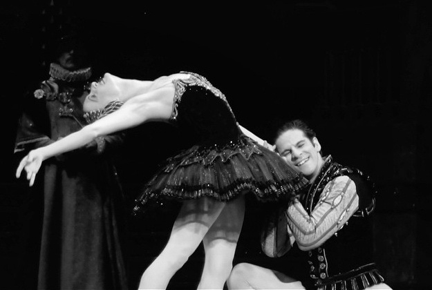 O bailarino amazonense Marcelo Gomes como cisne no espetáculo "Lago dos Cisnes" encenado pelo grupo American Ballet Theatre - Charlie Evans/Divulgação