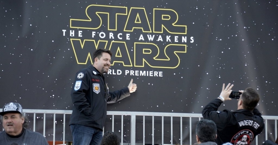 14.dez.2015 - Fãs posam para fotos em frente à entrada dos teatros que exibirão a pré-estreia de "Star Wars: O Despertar da Força"
