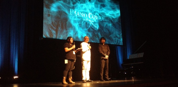 Nobuo Uematsu (centro) e Hiroyuki Nakayama (à direita) apresentaram músicas de "Final Fantasy" tocadas no piano em São Paulo - Claudio Prandoni/UOL