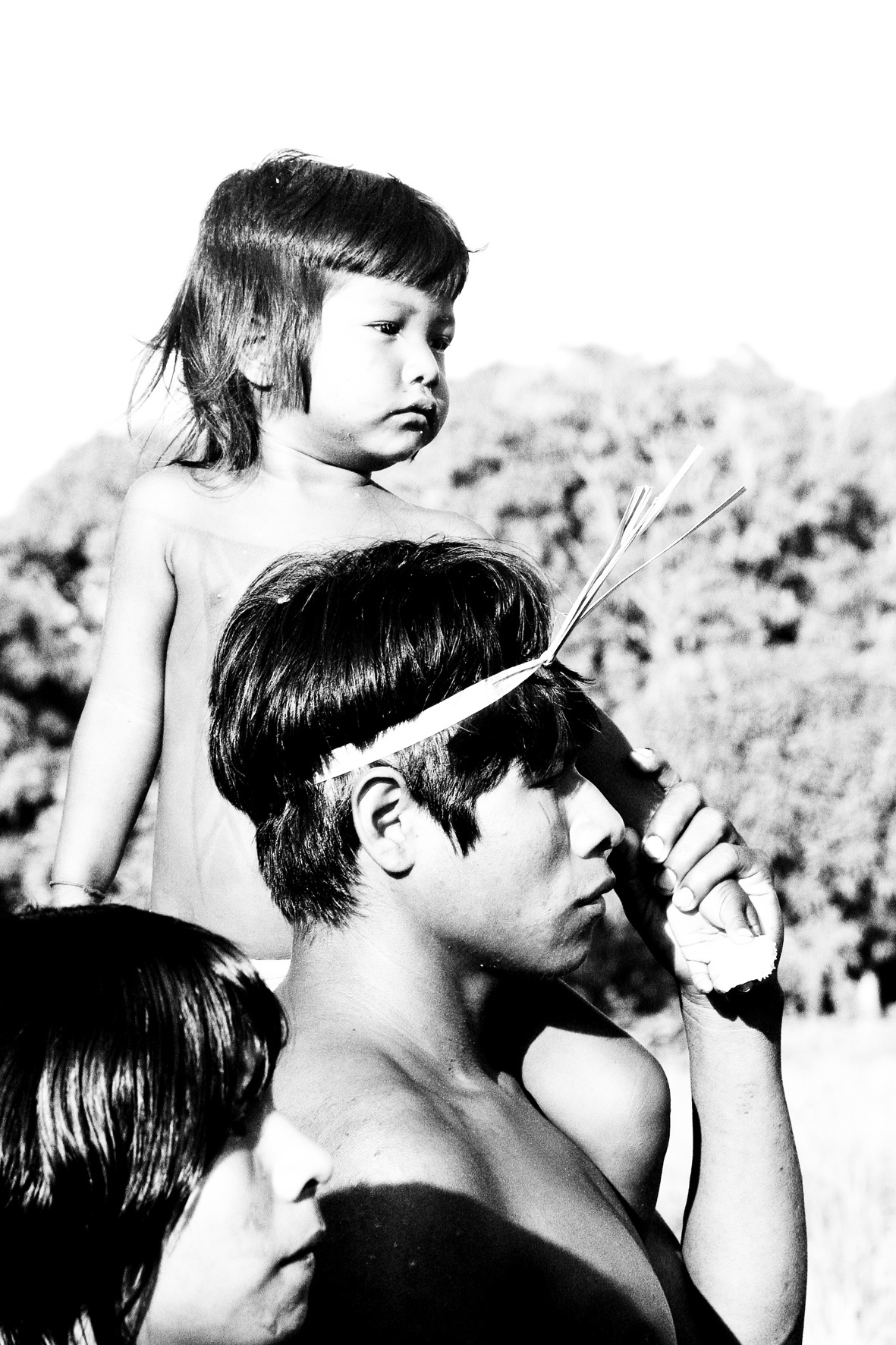 Kraho? - Pais e filhos assistem aos rituais - Gisa Müller/Divulgação