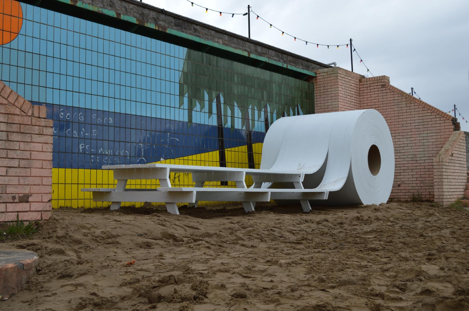 Para o designer Michael Beitz, a parte mais difícil é se manter concentrado em apenas uma obra por vez. O artista está sempre desenhando e construindo coisas: seja projetos grandes, com arquitetura, ou ideias menores. A mesa (foto) para áreas externas parece estar sendo desenrolada de uma bobina e vai na contramão das demais criações, como a mesa "Not Now" ou o sofá "Knot" - Divulgação