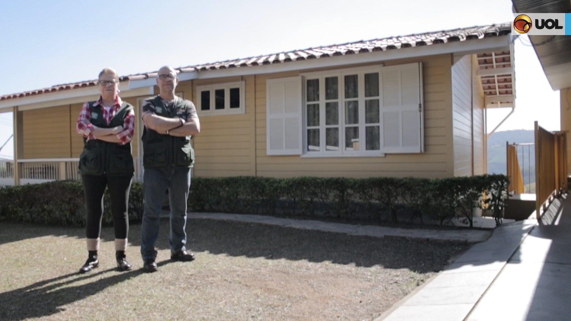 O casal Rosa Maria Jaques e João Tocchetto em frente a sua casa, em Monte Alegre do Sul (SP) - Rodrigo Ferreira/UOL