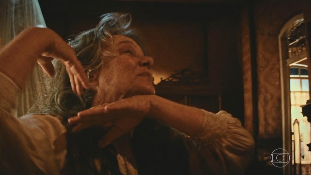 Encarnação (Selma Egrei) dança valsa antes de morrer em "Velho Chico" - Reprodução/TV Globo