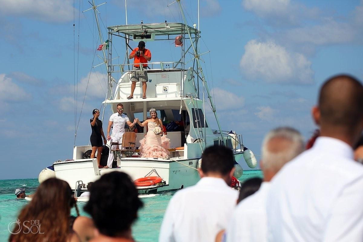 A noiva Susana chegou de barco para o casamento que foi realizado em El Cielo, um banco de areia localizado na ilha de Cozumel, no Caribe - Del Sol Photography/Reprodução