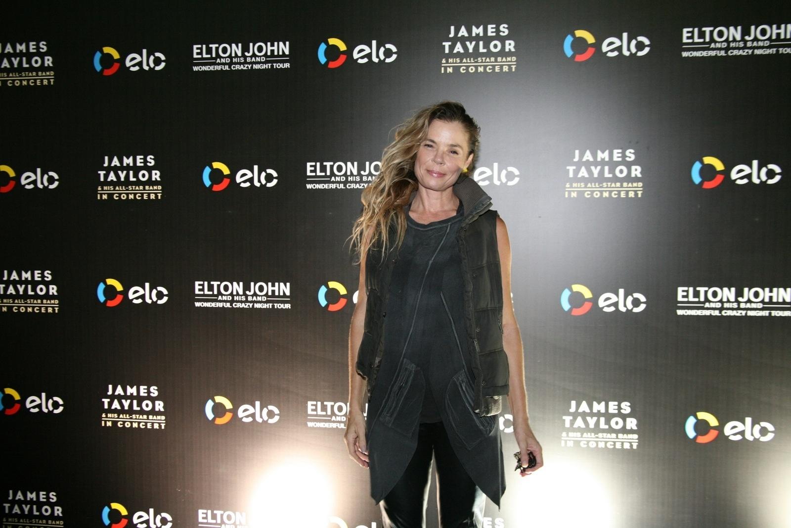 A atriz Alexia Dechamps também foi curtir Elton John - RT Fotografia/CS Eventos