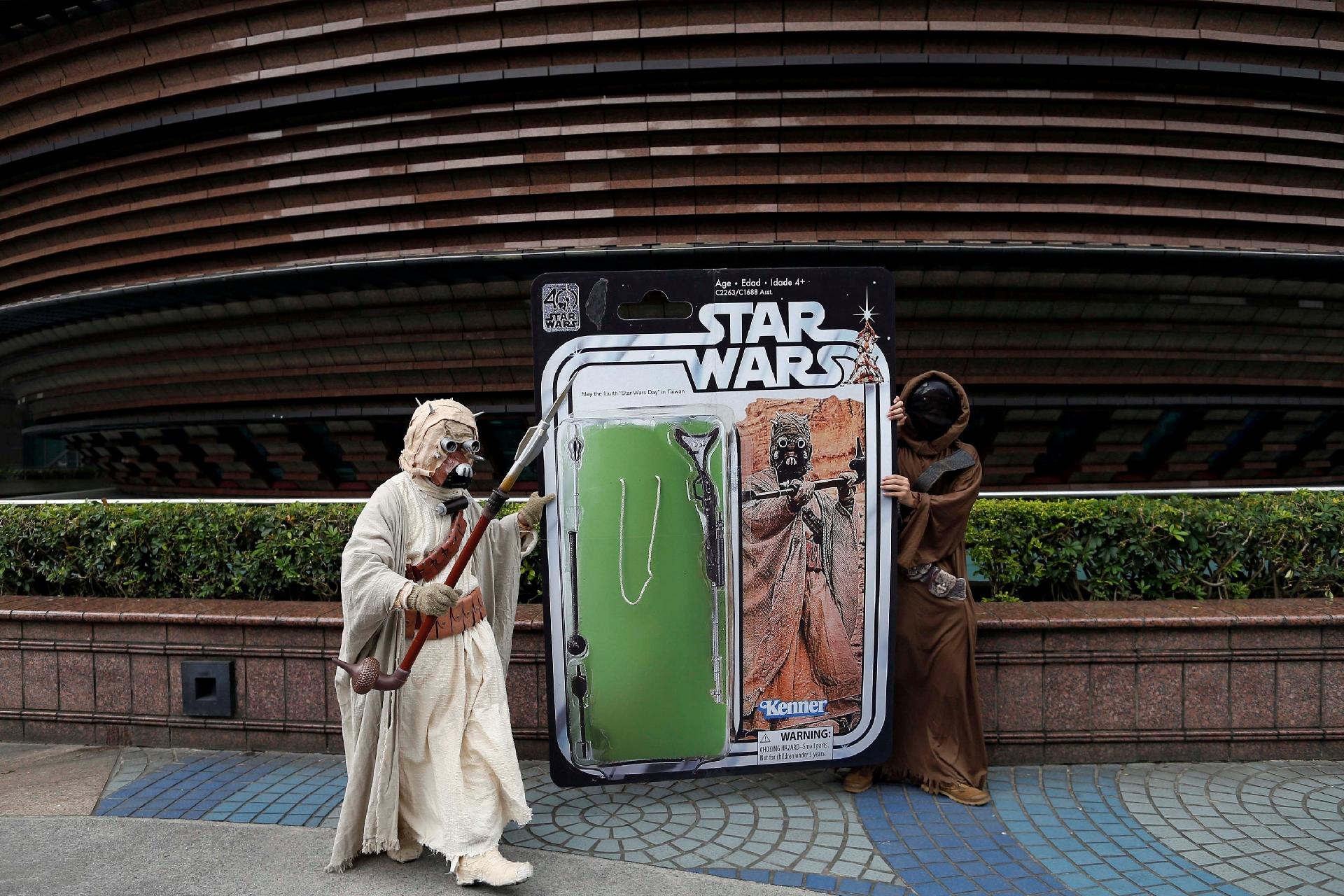 Fãs vestidos como personagens de "Star Wars" desfilam por Taipei, em Taiwan - Tyrone Siu/Reuters