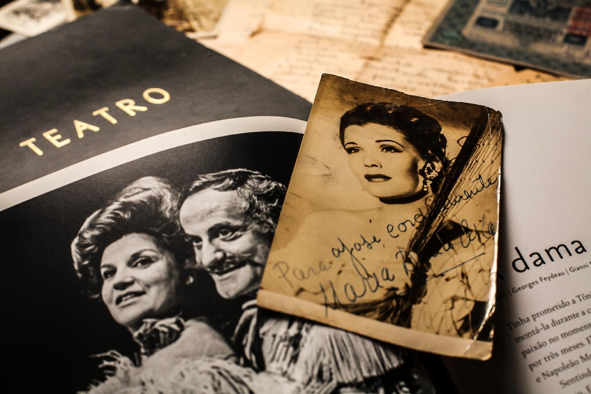 Fotografia autografada da atriz Maria Della Costa encontrada dentro de um livro no Sebo do Messias - Fernando Moraes/UOL