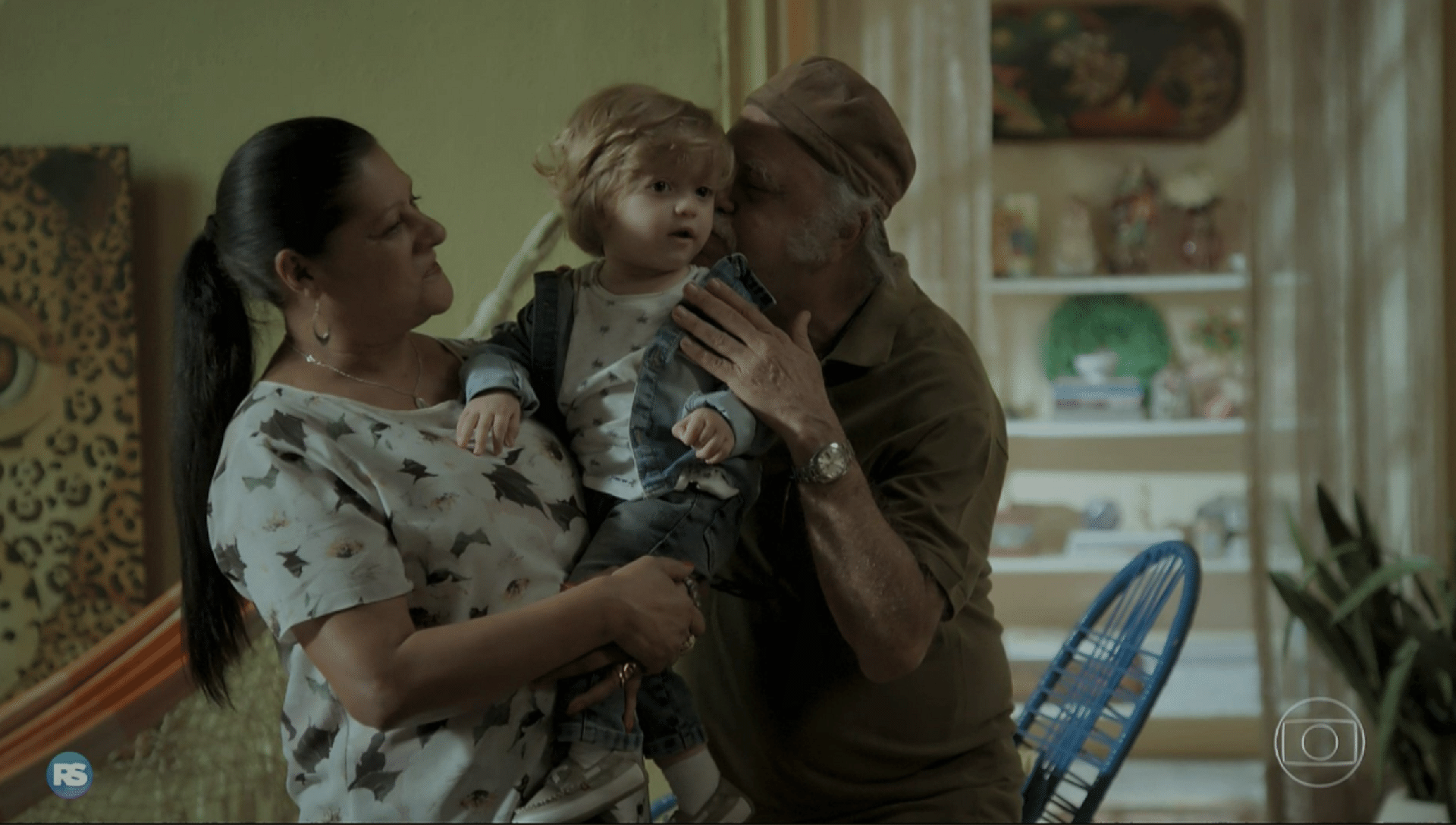 Ritinha leva Ruyzinho para casa em "A Força do Querer" - Reprodução/TV Globo