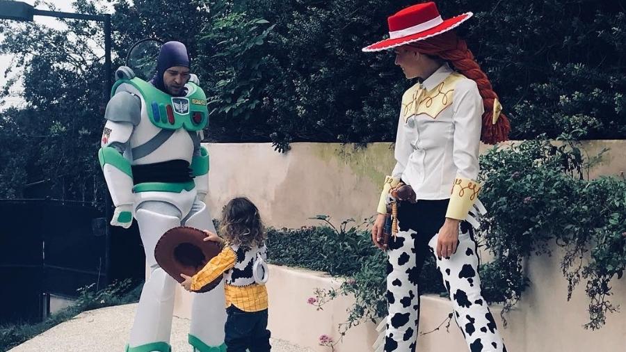 Justin Timberlake, Jessica Biel e o filho, Silas, se fantasiam de "Toy Story" para o Halloween - Reprodução/Instagram/jessicabiel