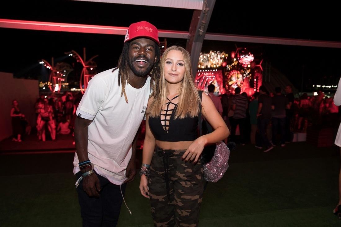 Sabiá e Carine juntos? Jonathan Azevedo e Carla Diaz se reencontram na área VIP do Festeja no Rio de Janeiro - Felipe Panfili / Divulgação