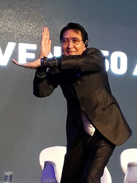 Bin Furuya refaz pose de luta de "Ultraman" na CCXP 2017 - Paulo Pacheco/UOL