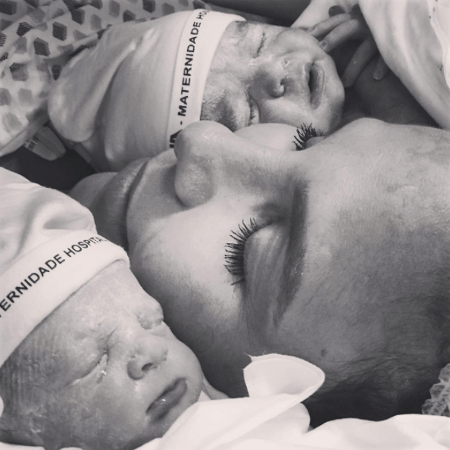 Ivete Sangalo com as filhas logo após o parto - Reprodução/Instagram/danielcady
