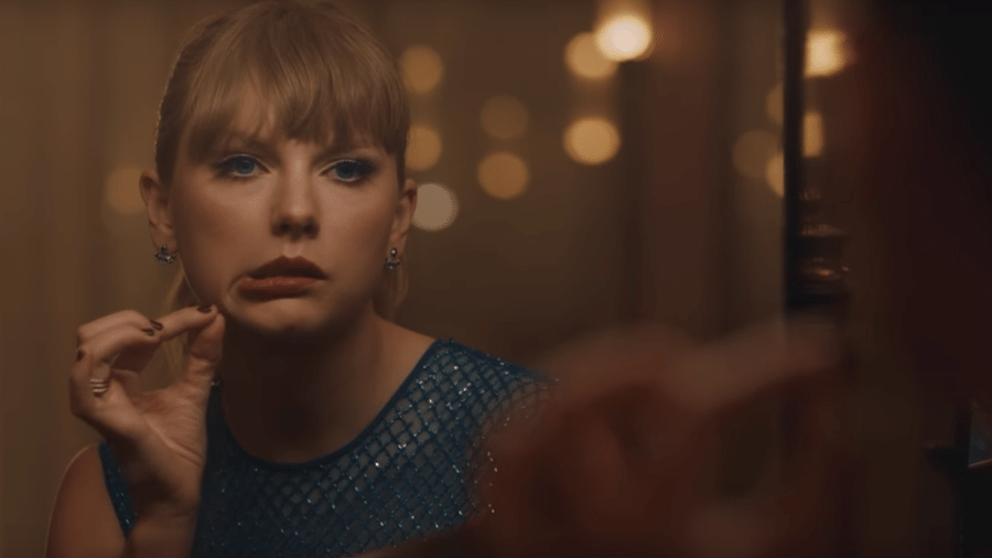 Taylor Swift em cena do clipe de "Delicate" - Reprodução/Youtube