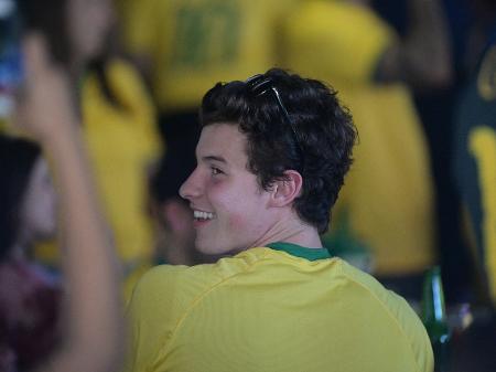 Shawn Mendes assiste jogo do Brasil em mesa de bar em Goiânia - Francisco Cepeda/AgNews