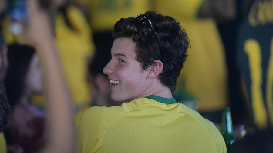 Shawn Mendes assiste jogo do Brasil em mesa de bar em Goiânia  - Francisco Cepeda/AgNews