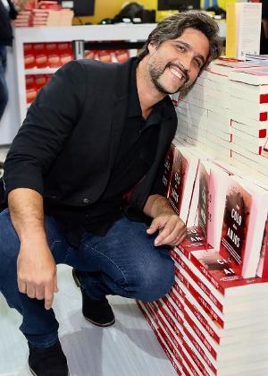 Leo Chaves posa com seus livros na Bienal - Iwi Onodera/UOL - Iwi Onodera/UOL