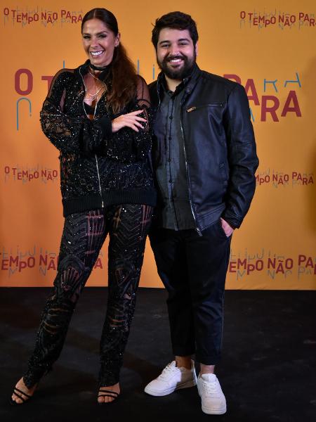 Adriane Galisteu e Leo Bahia no lançamento de "O Tempo Não Para" - Cesar Alves/TV Globo - Cesar Alves/TV Globo