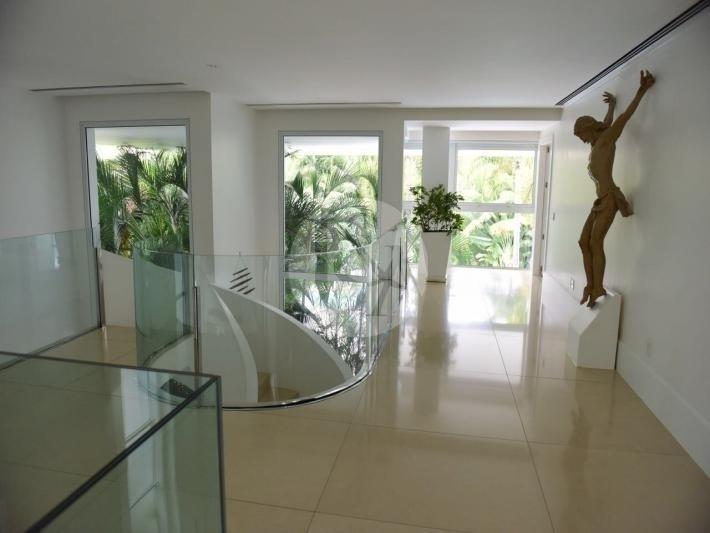 No site da imobiliária, o preço da mansão está sob consulta, mas UOL apurou que a apresentadora pede mais de 20 milhões d reais. "Quem aparecer com 15 milhões de reais, vira o novo proprietário", disse um corretor da área - Reprodução/Imobiliária Judice & Araújo