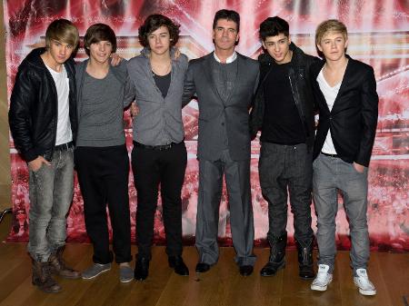 Os cinco membros originais do One Direction com o mentor, Simon Cowell - Ian Gavan/Getty Images