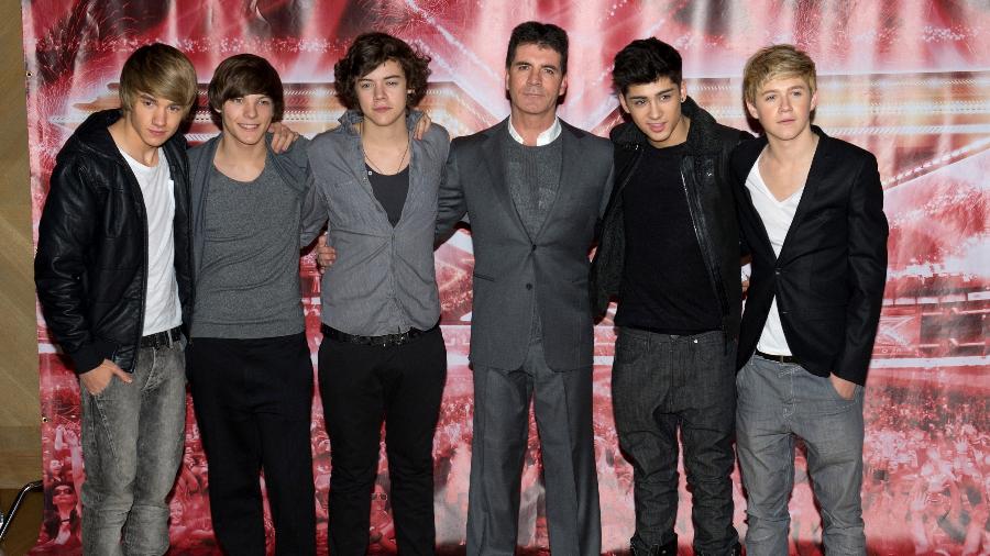 Os cinco membros originais do One Direction com o mentor, Simon Cowell - Ian Gavan/Getty Images