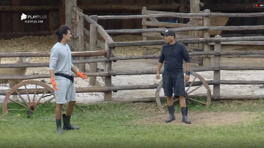 João Zoli e Rafael Ilha conversam durante trato com os animais - Reprodução/PlayPlus