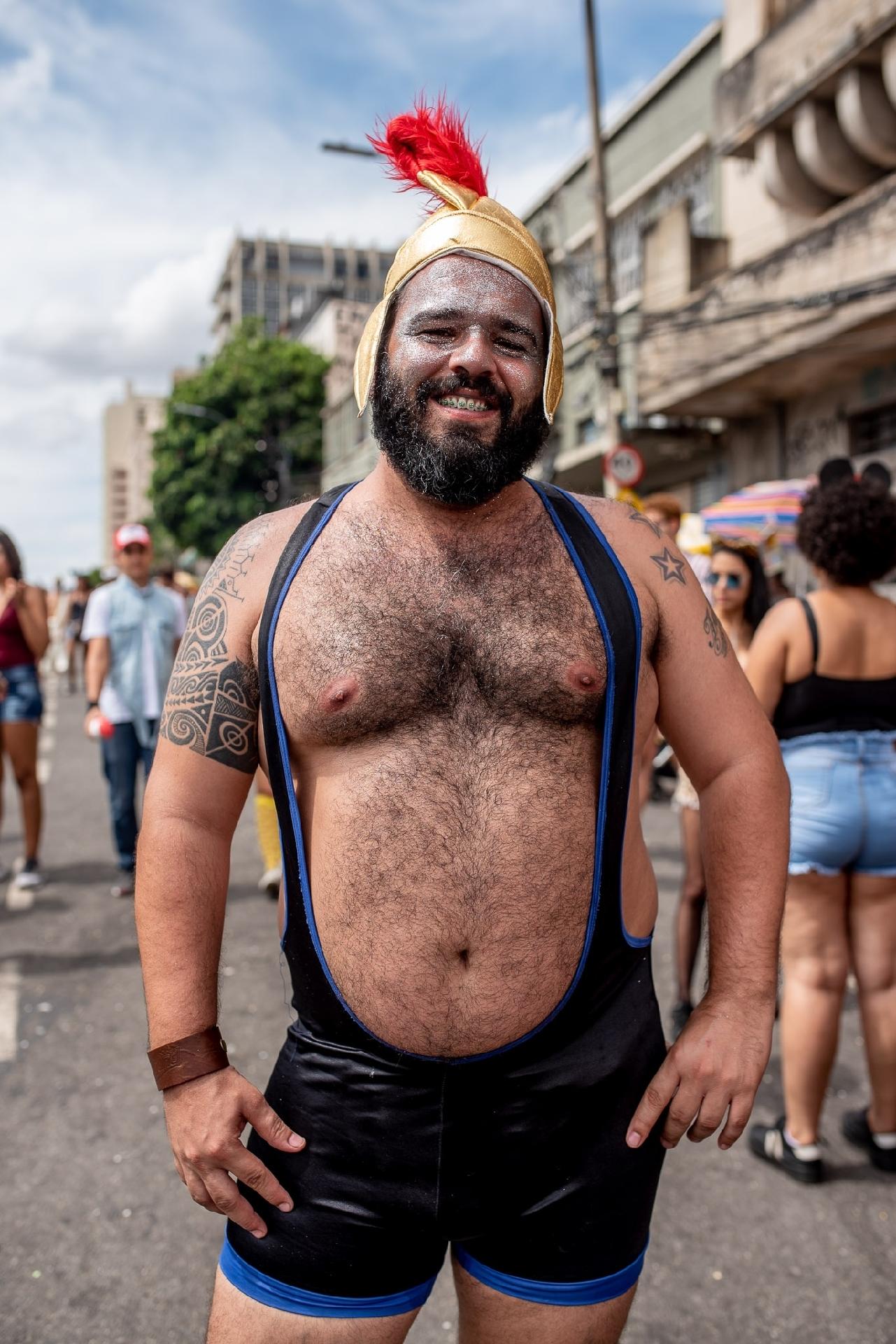 Folião durante desfile da Corte Devassa, um dos blocos mais tradicionais de Belo Horizonte - Nereu Jr/UOL
