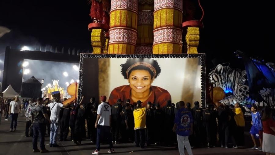 A vereadora Marielle Franco, assassinada há quase um ano no Rio de Janeiro, é homenageada pela Pérola Negra no Desfile das Campeãs - Paulo Pacheco/UOL