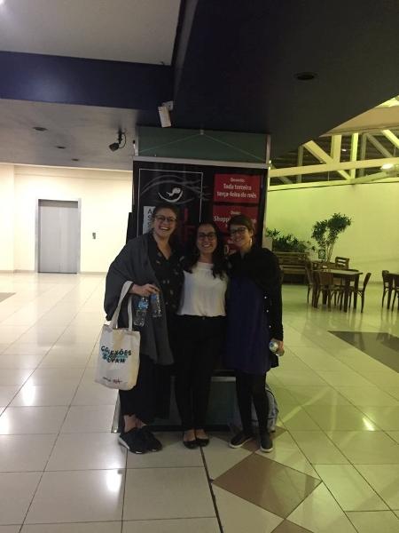 Bruna Mascarenhas (no centro) recebe Débora Torri (à esquerda) e Mariana Nadai (à direita), da ONG Think Olga, em exibição de "Chega de Fiu Fiu" - Cortesia de Bruna Mascarenhas - Cortesia de Bruna Mascarenhas