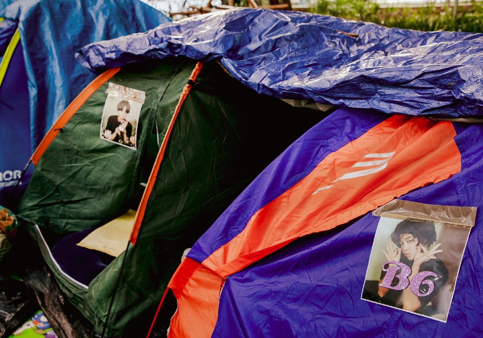 O amor pelo grupo de k-pop é demonstrado até na identificação de cada uma das barracas do acampamento de fãs do BTS, no Allianz Parque - Mariana Pekin/UOL