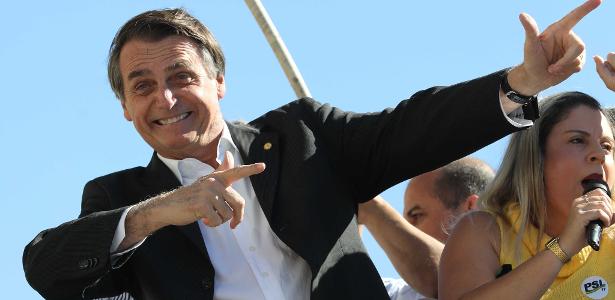 Bolsonaro fazendo arminha