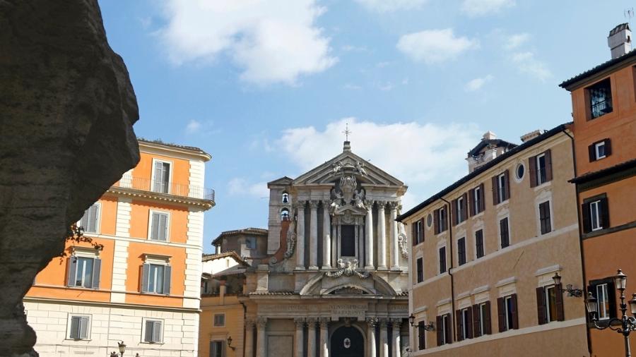A Chiesa dei Santi Vincenzo e Anastasio a Trevi fica ao lado da famosa Fontana di Trevi, em Roma - membio/Getty Images/iStockphoto