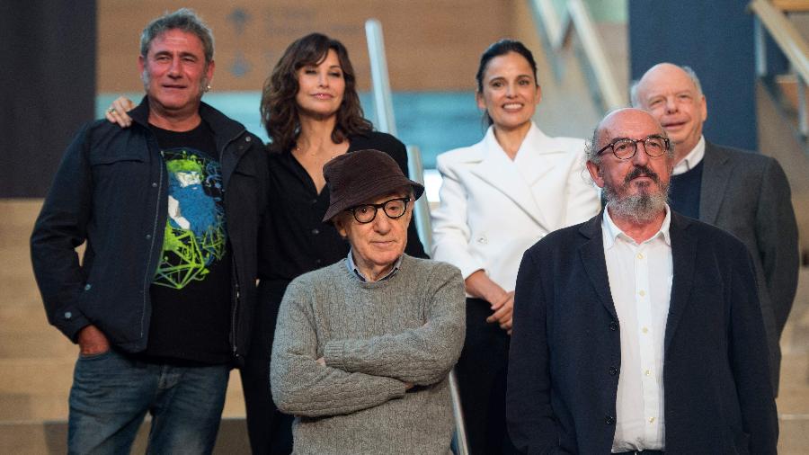 Woody Allen posa para fotos com elenco de seu novo filme, ainda sem título - AFP